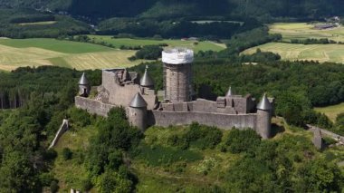 Nurburg Kalesi 'nin havadan görünüşü, Nurburg' daki eski bir şatonun kalıntıları. Harabeler ve simgeler.
