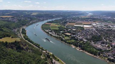 Ren nehri, Remagen 'de, nakliye ve nakliye. Nehrin içlerine. Almanya 'da hava videosu.