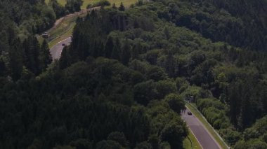 Nordschleife yarış pisti, motor sporları, yarış, Nurburgring. Turist fahrten. Hava aracı videosu. Almanya Adenau eifel bölgesi