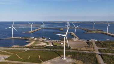 Delta Works, Neeltje Jans 'daki rüzgar türbinleri, Hollanda, Zeeland' deki sel bariyerleri. Hollanda altyapısı. Hava görüntüsü. Temiz enerji. Rüzgar enerjisi, yenilenebilir enerji.
