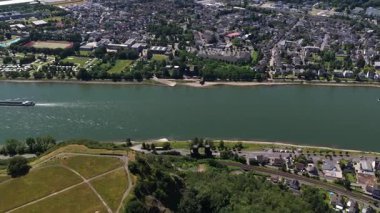 Ludendorff Köprüsü, 2. Dünya Savaşı ikonu, Remagen Köprüsü, Ren Nehri. Hava videosu. 2. Dünya Savaşı anıtı ve müzesi. Hava videosu.