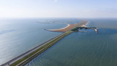 Lelystad ve Enkhuizen arasında, IJsselmeer bölgesinin ortasında 26 km uzunluğunda bir baraj. Su yönetimi, ulaşım, altyapı. Hava aracı görünümü.