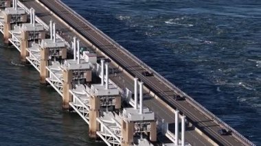 Delta Works, Neeltje Jans, Zeeland, Hollanda 'da sel bariyeri. Hollanda altyapısı. Hava görünümü videosu.
