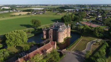 Ammerzoden, Hollanda 'daki Ammersoen Kalesi. Ammersoen Kalesi Hollanda 'daki en iyi korunmuş ortaçağ kalelerinden biridir. Hava aracı videosu.