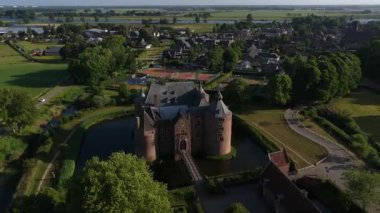 Ammerzoden, Hollanda 'daki Ammersoen Kalesi. Ammersoen Kalesi Hollanda 'daki en iyi korunmuş ortaçağ kalelerinden biridir. Hava aracı videosu.