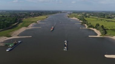 Waal, Rotterdam limanını Almanya 'ya bağlayan büyük bir su yolu. Nehir nakliye ile çok kullanılır. Hava aracı görünümü.