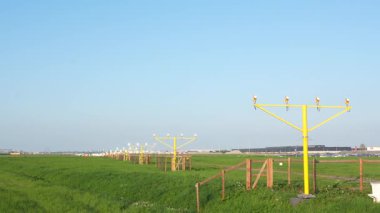 Jet yolcu uçağı piste yaklaşıyor. Schiphol, Amsterdam, Hollanda. Havaalanı ışıkları. Seyahat ve nakliye.