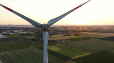 Rüzgar türbinleri, elektrik, rüzgar elektrik enerjisi, yeşil arazi, yenilenebilir enerji direkleri, rüzgar jeneratörü. Hava aracı videosu. Almanya. Hava videosu.