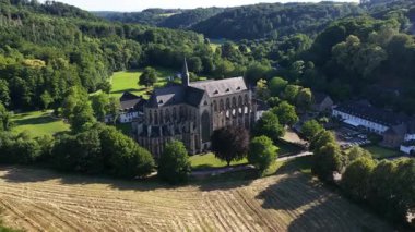Altenberg Katedrali, insansız hava aracı videosu. Altenberger Dom ya da Bergischer Dom, Altenberg Manastırı 'nın eski manastırı. Hava görünümü.