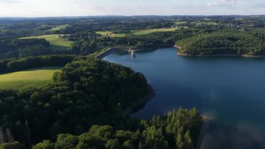 Dhunn Nehri, Rheinisch-Bergischer Kreis 'te içme suyu deposu. Nehir Wupper 'a akmaya devam ediyor. Alman, hava görüntüsü.