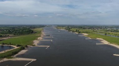 Waal, Rotterdam limanını Almanya 'ya bağlayan büyük bir su yolu. Nehir nakliye ile çok kullanılır. Hava aracı görünümü.