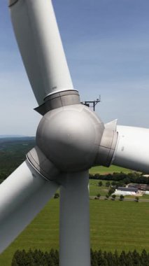 Rüzgâr Gücü, yenilenebilir kaynak, rüzgâr tarlasında üç bıçak. Temel, kule, pervane ve merkez. Hava videosu