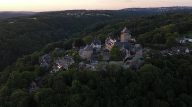 Schloss Burg, Sollingen kalesi, Wupper nehrine bakan, Alman tepelerindeki ortaçağ şatosu. Gün batımında hava görüntüsü