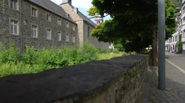Monschau, Almanya, tarihi şehir merkezi, şehir manzarası, Eifel bölgesindeki küçük köy. Görünümler gösteriliyor.