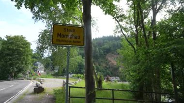 Monschau, Almanya, köy işareti. Eifel bölgesinde küçük bir köy. Giriş hoş geldiniz..