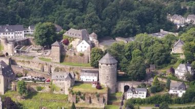 Monschau Kalesi, tepe kalesi, Eifel Bölgesi, Almanya Hava Videosu