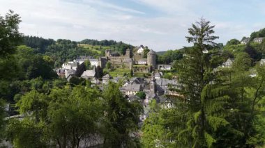 Monschau Kalesi, tepe kalesi, Eifel Bölgesi, Almanya Hava Videosu