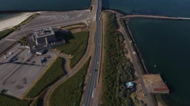 Oosterscheldekering Hollanda 'da bir sel bariyeridir. Delta Works 'ün bir parçası. Schouwen-Duithe ve Noord-Beveland arasındaki yol bağlantısı, N57 otoyolunun bir parçası. Hava videosu