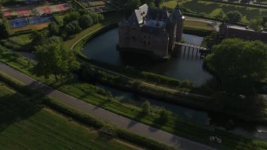 Ammerzoden, Hollanda 'daki Ammersoen Kalesi. Ammersoen Kalesi Hollanda 'daki en iyi korunmuş ortaçağ kalelerinden biridir. Hava aracı videosu.