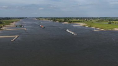 Waal, Rotterdam limanını Almanya 'ya bağlayan büyük bir su yolu. Nehir nakliye ile çok kullanılır. Hava aracı görünümü.