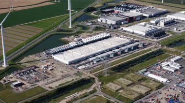 Yeni veri merkezi, Eemshaven, Groningen, Hollanda 'daki bilgisayar merkezi. Hiperölçekleyici. Hava videosu
