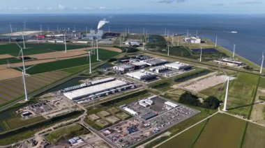 Yeni veri merkezi, Eemshaven, Groningen, Hollanda 'daki bilgisayar merkezi. Hiperölçekleyici. Hava videosu