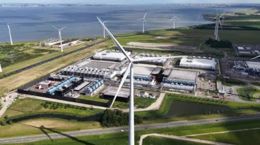 Eemshaven, Groningen 'deki veri merkezi. Arama motoru, büyük veri, hiperölçekleyici, hava görüntüsü.