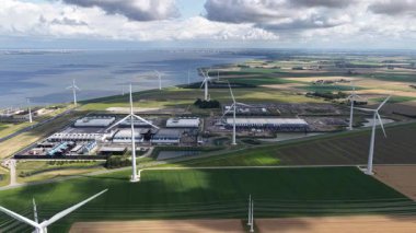 Eemshaven, Groningen 'deki veri merkezi. Arama motoru, büyük veri, hiperölçekleyici, hava görüntüsü.