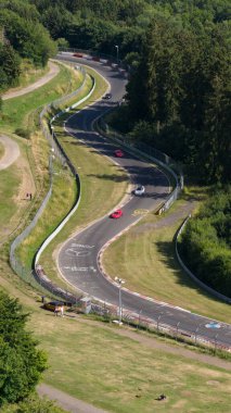 Nurburg, Rhineland Palatinate, 13 Temmuz 2025, Almanya. Nordschleife kreşinde yarış arabaları, yarış pisti. Motorsporları. Almanya. Hava videosu.