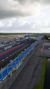 Assen, Drenthe, 16 Temmuz 2025, Hollanda. TT pisti Assen, motor sporları, Assen, Hollanda 'da yarış pisti. Hava fotoğrafı