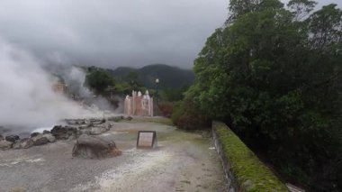 Jeotermal kaynaklar, Sao Miguel Azores adasındaki kaplıcalar. Caldeira das furnas. PANning görünümü.