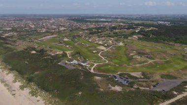 Noordwijk Golf Kulübü, Kennemerland Zuid Natura 2000 bölgesinde. Kuzey denizi boyunca kum tepelerinde golf sahası. Hava görüntüsü. Spor.