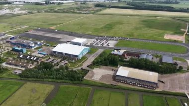 Wassenaar, Katwijk ve Leiden arasındaki Valkenburg 'daki eski askeri havaalanı üssünde. Hollanda 'da. Hava videosu.