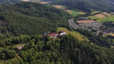 Nideggen, Almanya 'da Kuzey Ren-Vestfalya eyaletinde yer alan bir şehirdir. Hava videosu.