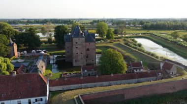 Loevestein, kale, kale Zaltbommel, Gelderland, Hollanda 'da. Yeni Hollanda Waterline 'ın bir parçası, Waal nehri boyunca. Hava videosu.