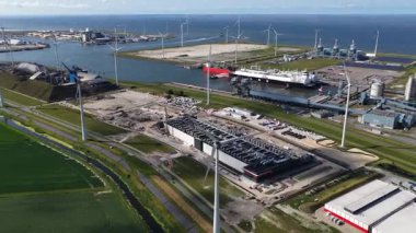 Eemshaven, Groningen, 16 Temmuz 2025, Hollanda. Green Data Port, QTS Eemshaven 1 veri merkezi. Küresel fiber optik denizaltı kablosu ağı. Hava görünümü.