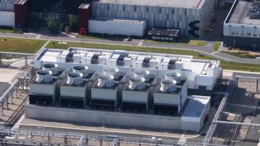 Hollanda, Eemshaven 'daki veri merkezinde soğutucu fanatikler. İnternet altyapısı. Data ve IT, bulut depolama altyapısı. Hava videosu.