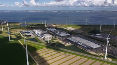 Eemshaven, Groningen, Hollanda 'daki büyük ölçekli veri merkezi. Hava videosu.