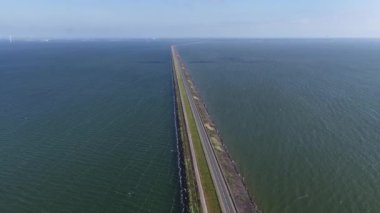 markerwaarddijk, Houtribdijk, dijk Enkhuizen Lelystad. Fırtına dalgası bariyeri. IJsselmeer ve Markermeer arasında. Hava videosu.