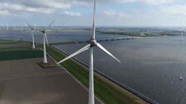 Enerji üretimi, sürdürülebilir teknoloji, çevreci rüzgar türbinleri. Yeşil enerji. Hava görünümü.