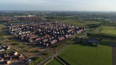 Yakın zamanda Hollanda 'nın modern banliyösünde konut inşa edilmiş. Konut alanı. Gün batımında hava görüntüsü.
