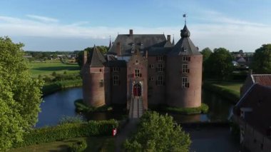 Ammersoen, Ortaçağ Şatosu, Ammerzoden, Hollanda. Tarihi anıt ve bina. Hava görünümü