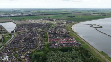 Zeewolde 'un, Flevoland' ın, Hollanda 'nın hava manzarası. Su ve yeşilliklerle çevrili küçük modern bir köy..