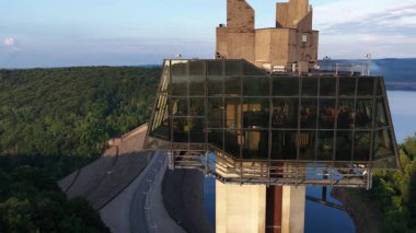 Aussichtsplattform Gileppe Talsperre Gileppe Barajı izleme platformu, su, orman, yürüyüş, baraj altyapısı ve manzaralı hava manzarası