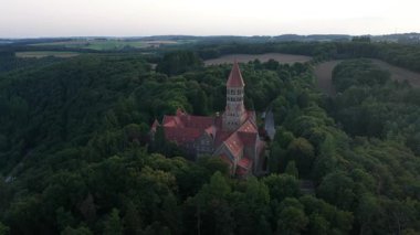 St. Maurice Manastırı ve Lüksemburg 'daki St. Maur Manastırı, Benedikt dini geleneği, Neo Romanesk mimarisi, tarih, manastır hayatı. Hava görünümü.