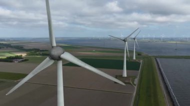 Rüzgar türbini, alternatif enerji. Temiz elektrik enerjisi üretimi. Hava görünümü.