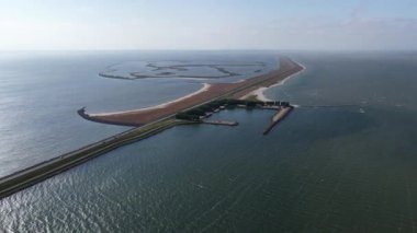 markerwaarddijk, Houtribdijk, dijk Enkhuizen Lelystad. Fırtına dalgası bariyeri. IJsselmeer ve Markermeer arasında. Hava videosu.