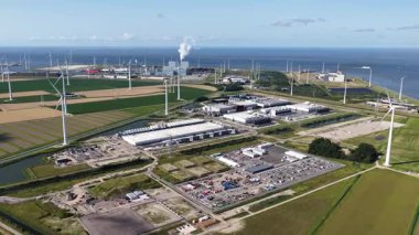 Hollanda 'daki Google Eemshaven veri merkezi, bulut hizmetleri, büyük veri altyapısı, sürdürülebilirlik ve dijital enerji. Hava görünümü.