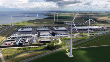 Hollanda 'daki Google Eemshaven veri merkezi, bulut hizmetleri, büyük veri altyapısı, sürdürülebilirlik ve dijital enerji. Hava görünümü.