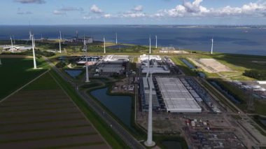 Hollanda 'daki Google Eemshaven veri merkezi, bulut hizmetleri, büyük veri altyapısı, sürdürülebilirlik ve dijital enerji. Hava görünümü.